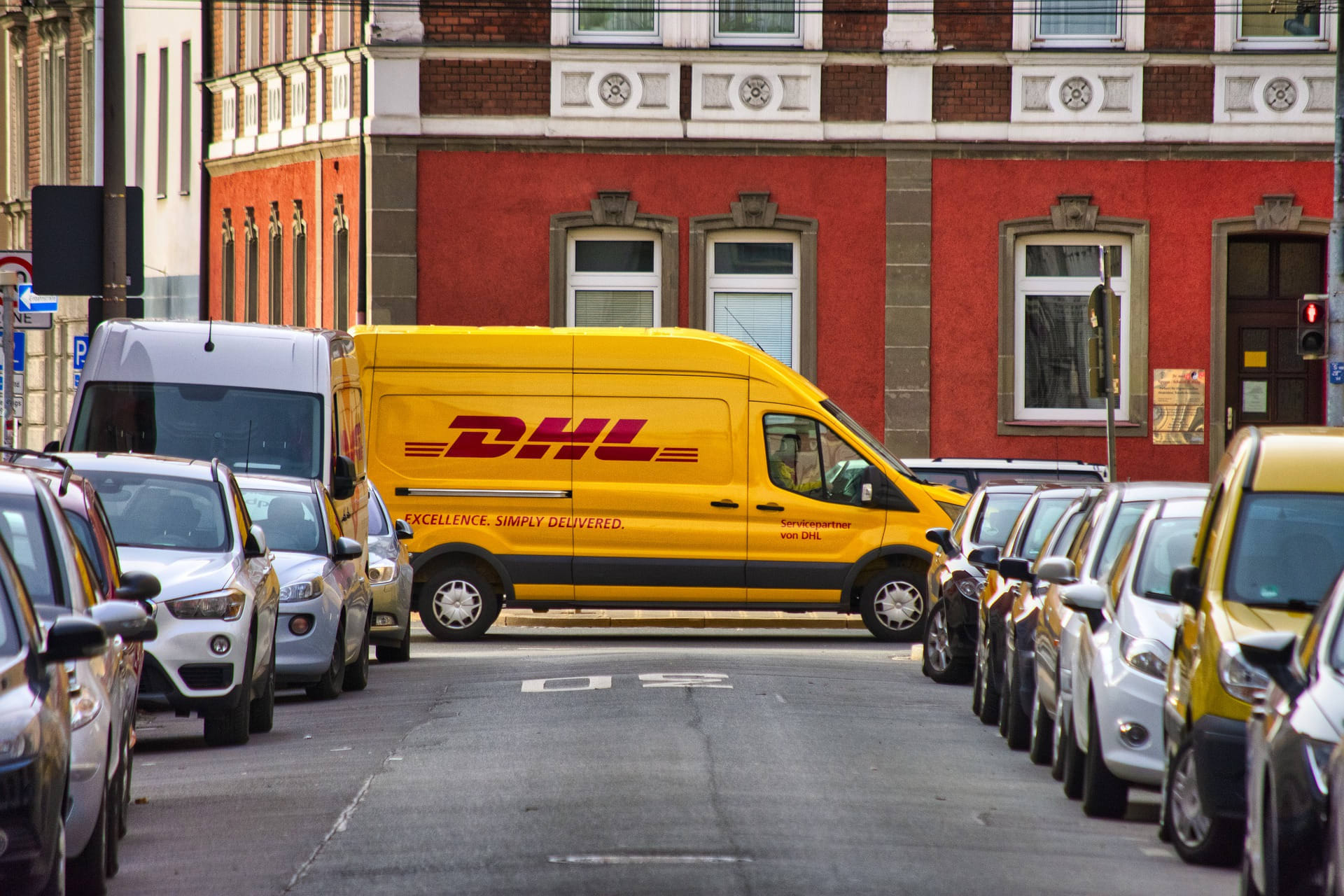 DHL E-Commerce Report 2025: KI, Social Commerce und Nachhaltigkeit prägen den Handel der Zukunft DHL E-Commerce Report 2025: KI, Social Commerce und Nachhaltigkeit prägen den Handel der Zukunft